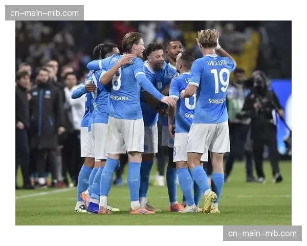 现场镜头捕捉到，那不勒斯主帅在球队领先后的激动落泪