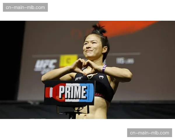 UFC299：中国选手张伟丽卫冕战第五回合裸绞降伏对手，赛后激动落泪